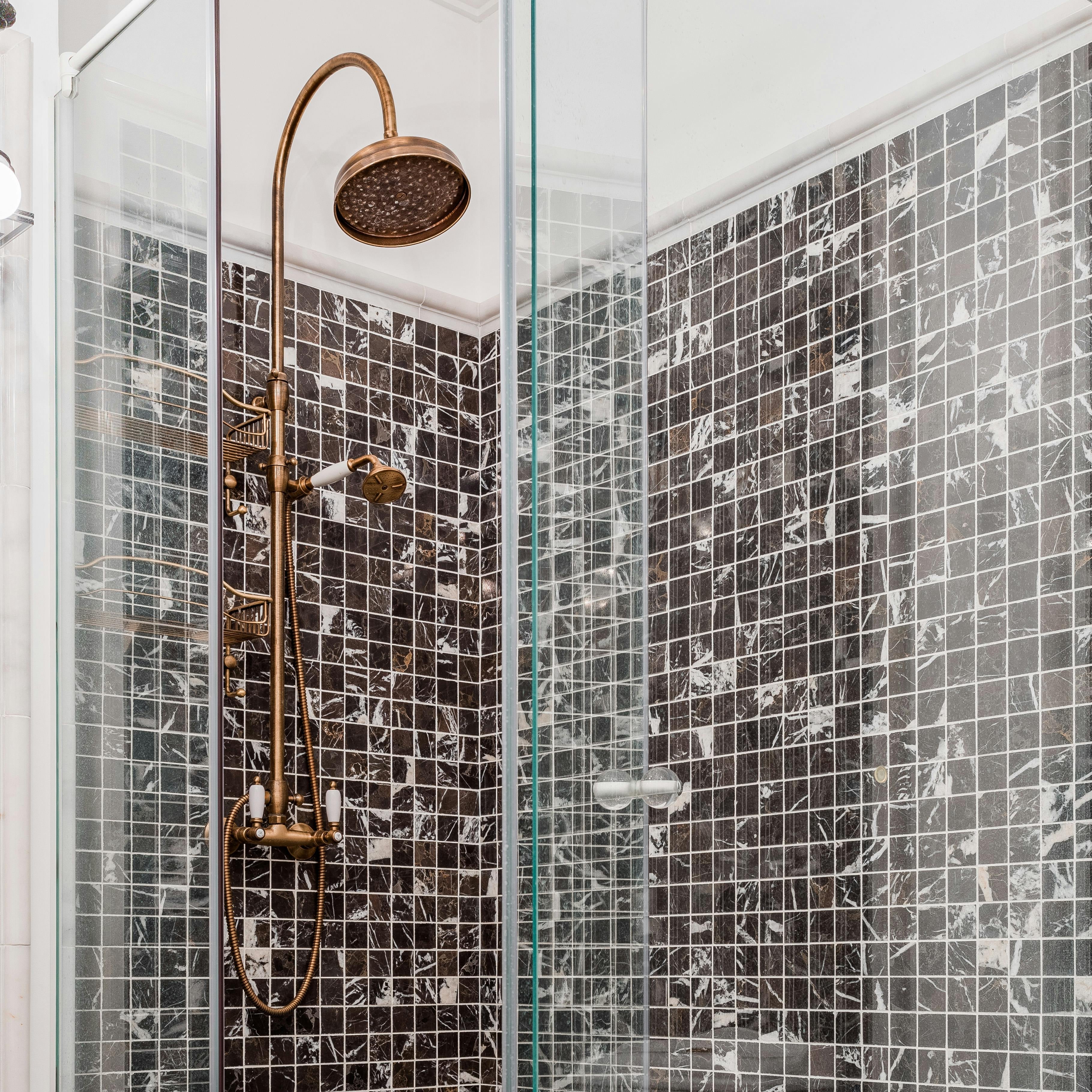 Comment choisir sa colonne de douche hydromassante ? Le guide complet