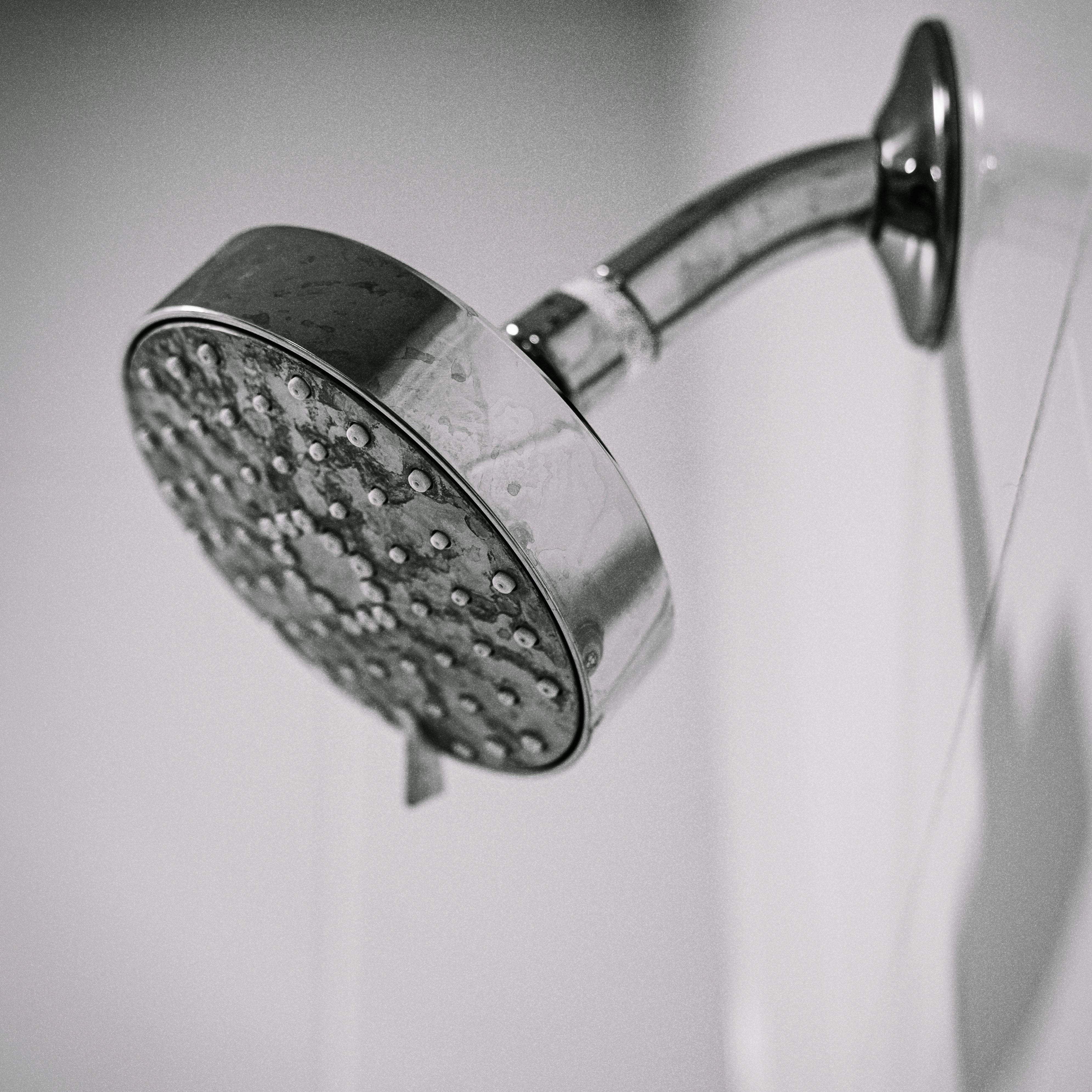 Comment bien nettoyer sa douche ? Le guide complet pour un entretien sans effort